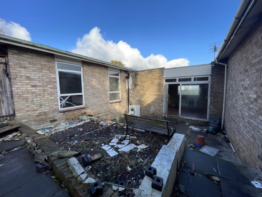 Lot: 30 - BUNGALOW IN NEED OF REPAIR AND IMPROVEMENT - Outside image of garden looking back towards bungalow